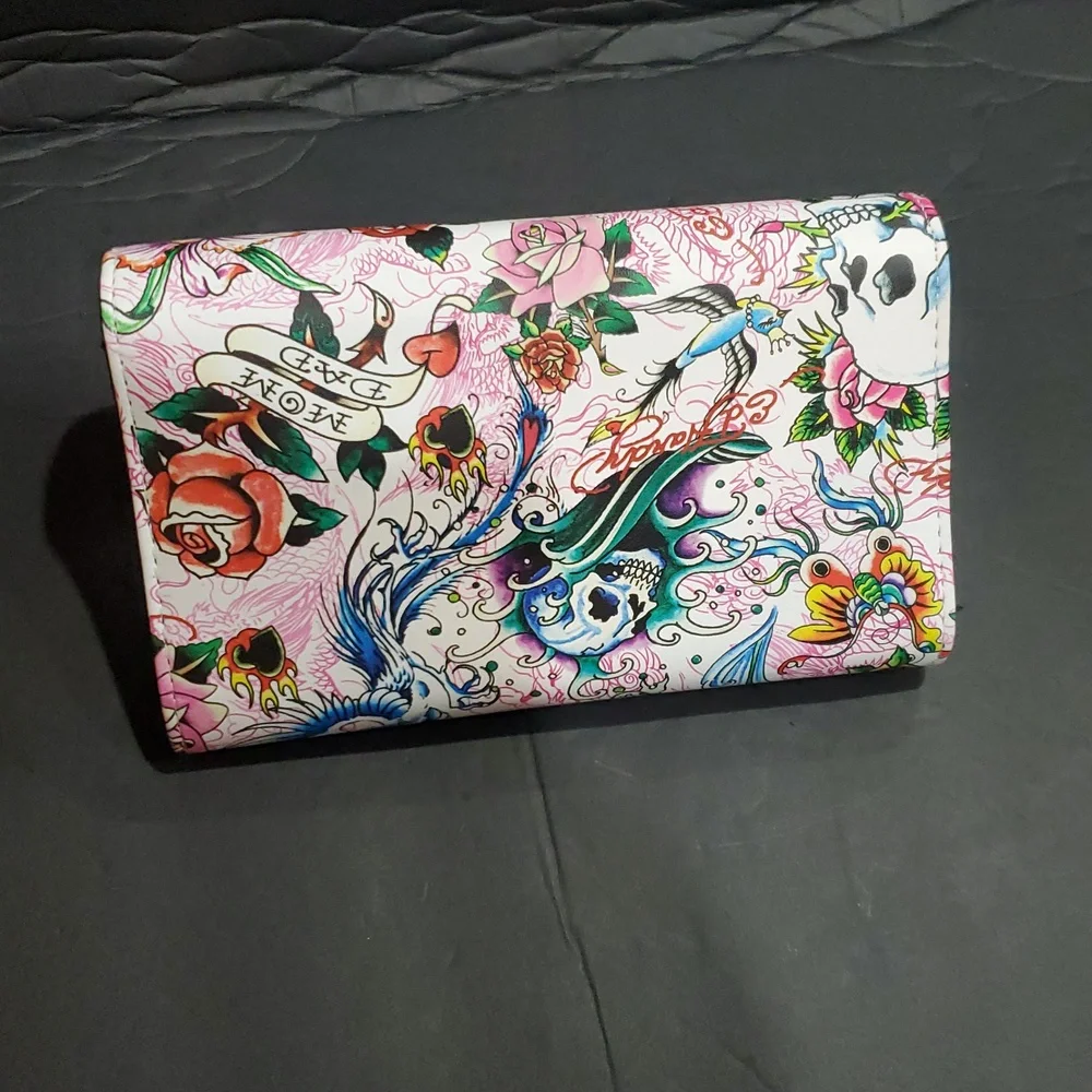 Ed Hardy white iconic Ed Hardy skull print and red roses imagery trifold wallet‎